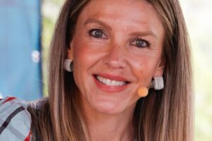 Crys Dyaz, entraîneur personnel, à propos du petit-déjeuner des femmes de plus de 50 ans : « Un petit-déjeuner bien planifié doit contenir une part de glucides complexes riches en fibres, une part de protéines et une part de graisses saines. »