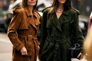 De longues files d'attente chez Zara dès le matin pour obtenir leurs nouveaux trenchs tendance automne-hiver 2026, parfaits pour la mi-saison