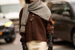 Déjà dans les nouveautés de Massimo Dutti se trouvent des pulls en maille fine au style luxueux et minimaliste qui nous sauveront de la mi-temps