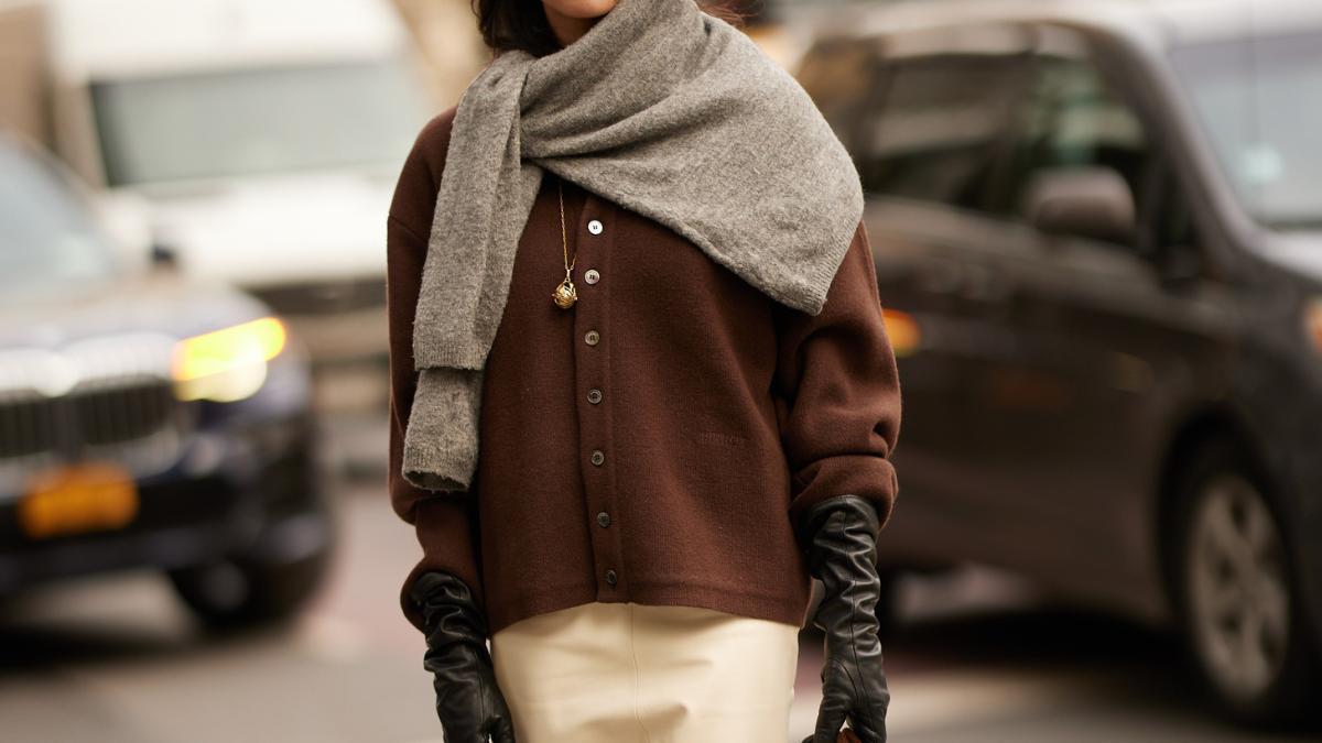 Ya en las novedades de Massimo Dutti los jerséis de punto fino de estilo lujo minimalista que nos salvarán del entretiempo