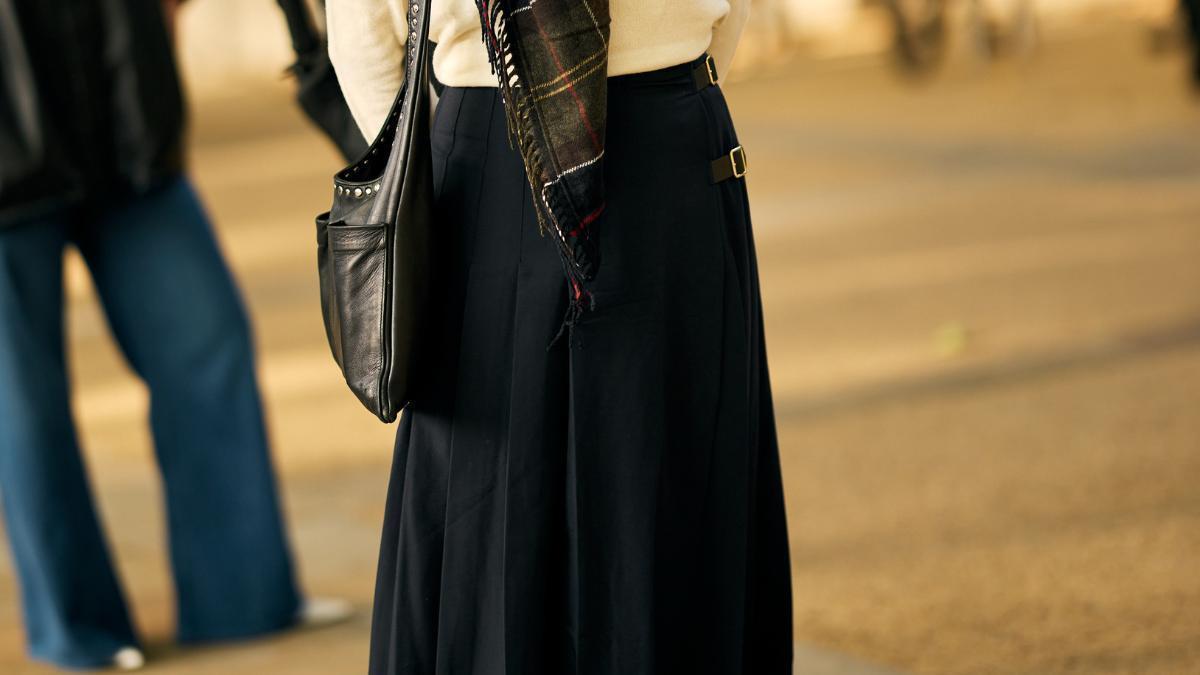 Disponibles en Zara las faldas midi que debes incluir en tu armario este otoño 2026: elegantes, de efecto “vientre plano” y fáciles de combinar