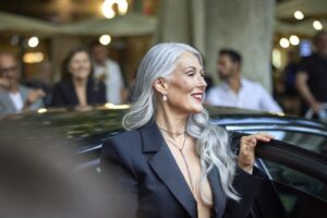 Elisabeth Torres, coiffeuse : « Ce sont les 7 coupes de cheveux qui vont particulièrement bien avec les cheveux gris, ce qui ne signifie pas nécessairement qu'il faut porter des cheveux courts, les cheveux longs peuvent être spectaculaires »