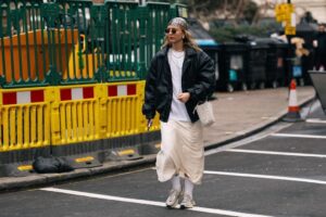 Elles ressemblent à New Balance, mais ce sont des Converse : les baskets aux airs des années 2000, parfaites à porter avec des robes et des jeans