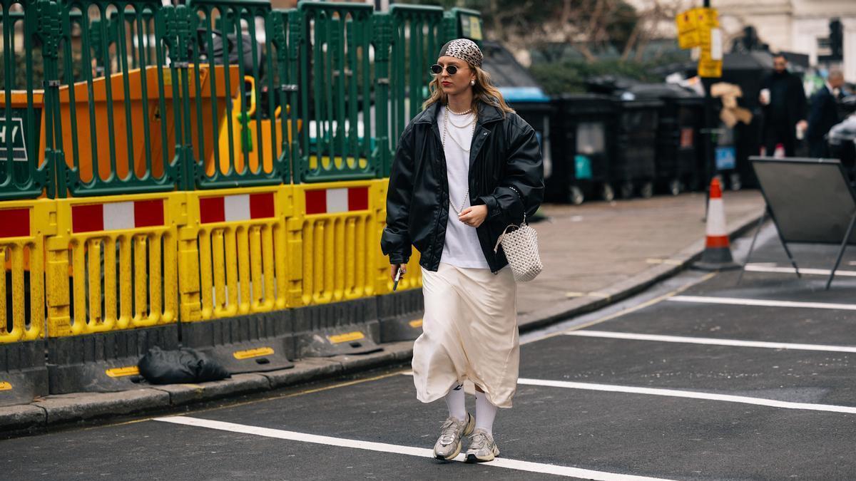 Look de street style ideal para llevar las zapatillas Converse