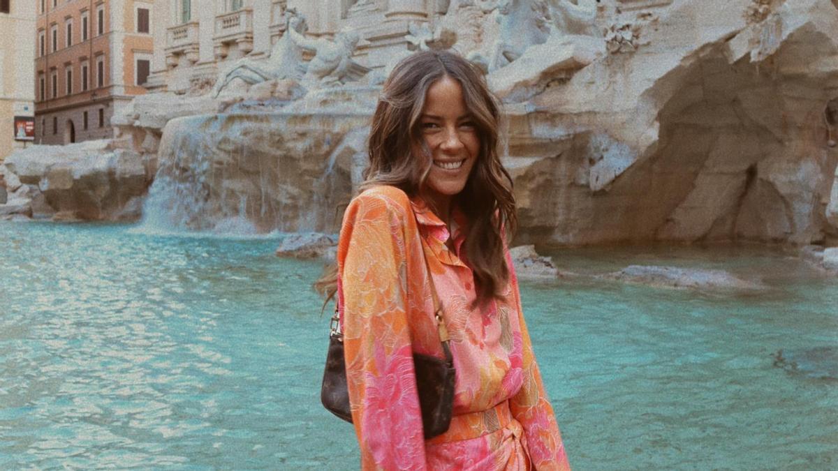 Look de la influencer Melissa Pinto con un vestido en tonos naranjas y rosas