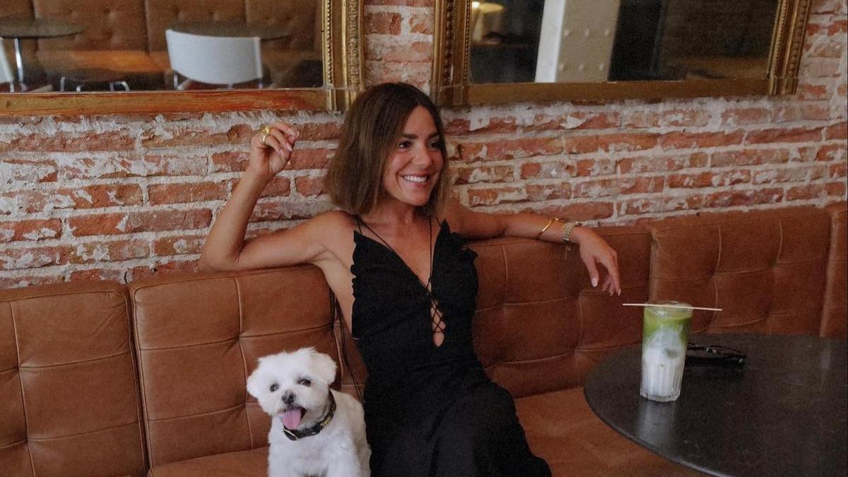 Look de la influencer Paula Ordovás con un vestido negro