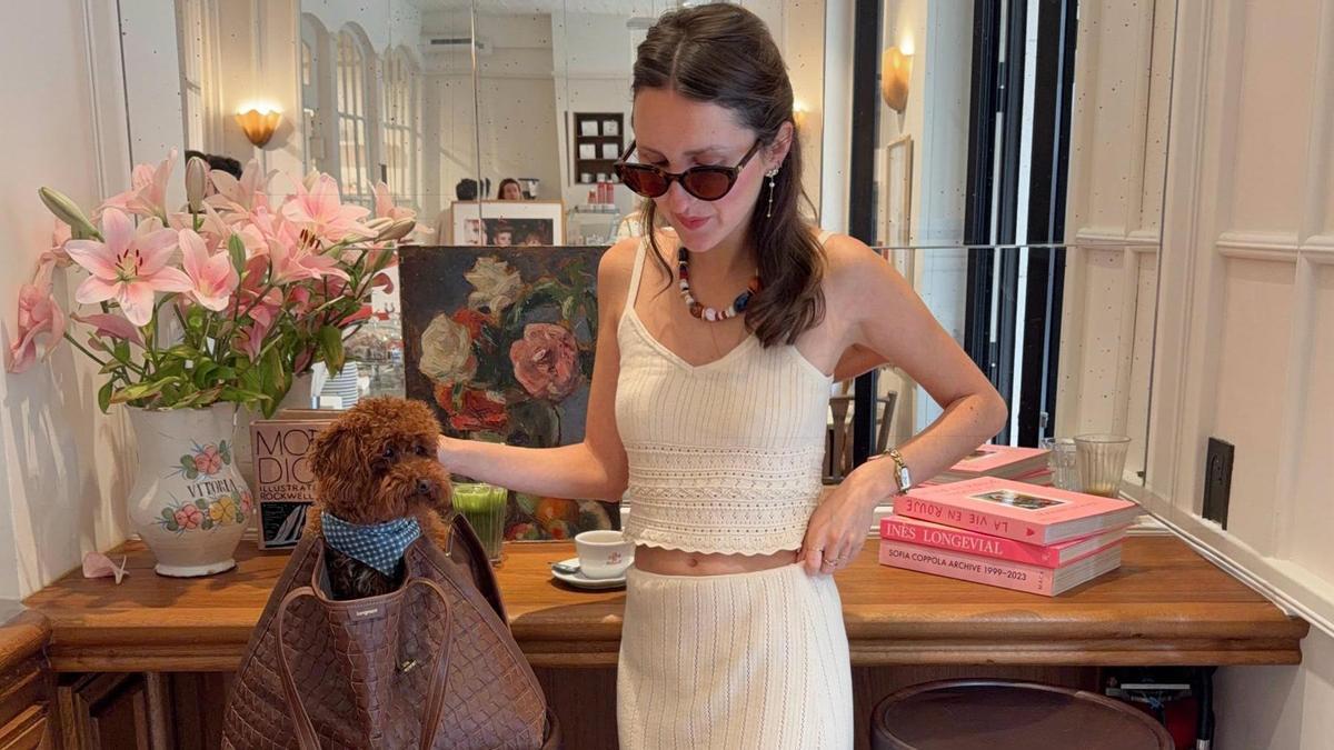 Look de la influencer Marielle Haon con un bolso shopper marrón chocolate