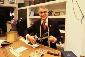 Fernando Freire (60 ans), le dernier artisan tailleur de Galice : « Nous confectionnons des vêtements qui durent 10, 15 ou 30 ans. Nous partons de 60 heures de production et le prix d'un costume ne descend pas en dessous de 1.500 euros, notre travail est destiné à un petit secteur de la population »