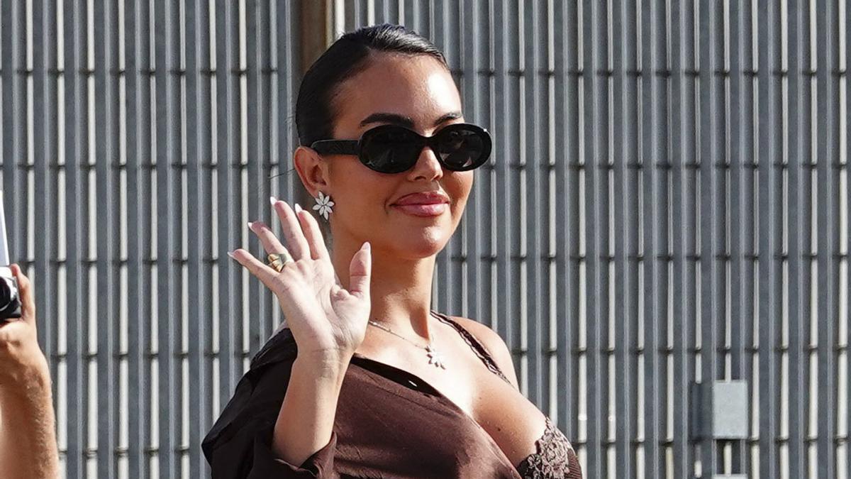Georgina Rodríguez ya está en Venecia con un look rompedor: sujetador en marrón chocolate de 40 euros y un bolso de más de medio millón de euros