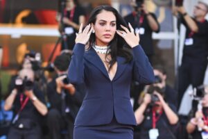 Georgina Rodríguez paralyse Venise et change sa robe de gala pour le costume le plus inattendu du tapis rouge