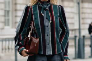 Hier soir, les chemises et chemisiers les plus élégants sont arrivés chez Zara à porter lors des dîners d'automne entre amis, combinés avec des jeans et des bottines.
