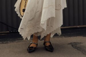 Il est temps de dire adieu aux sandales : 5 belles et atypiques ballerines plates Mango pour combattre la mi-temps