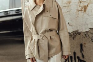 Ils déferlent sur Zara : 5 trenchs courts tendance de l'automne 2026 que vous ne voudrez plus arrêter de porter avec un jean taille haute dès septembre