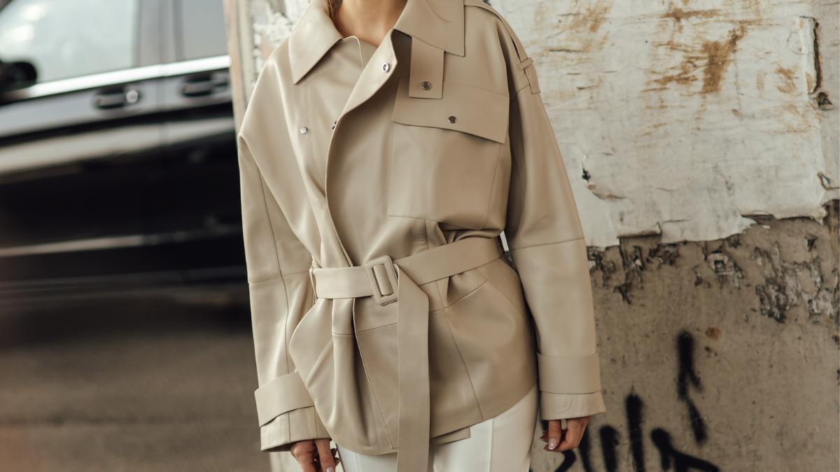 Arrasan en Zara: 5 gabardinas cortas de tendencia otoño 2026 que no querrás dejar de llevar con vaqueros de tiro alto a partir de septiembre