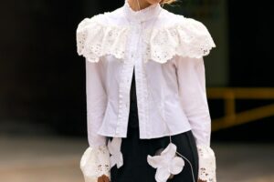 Ils sont en stock chez Zara : 5 blouses bohèmes belles et insolites à associer avec un jean