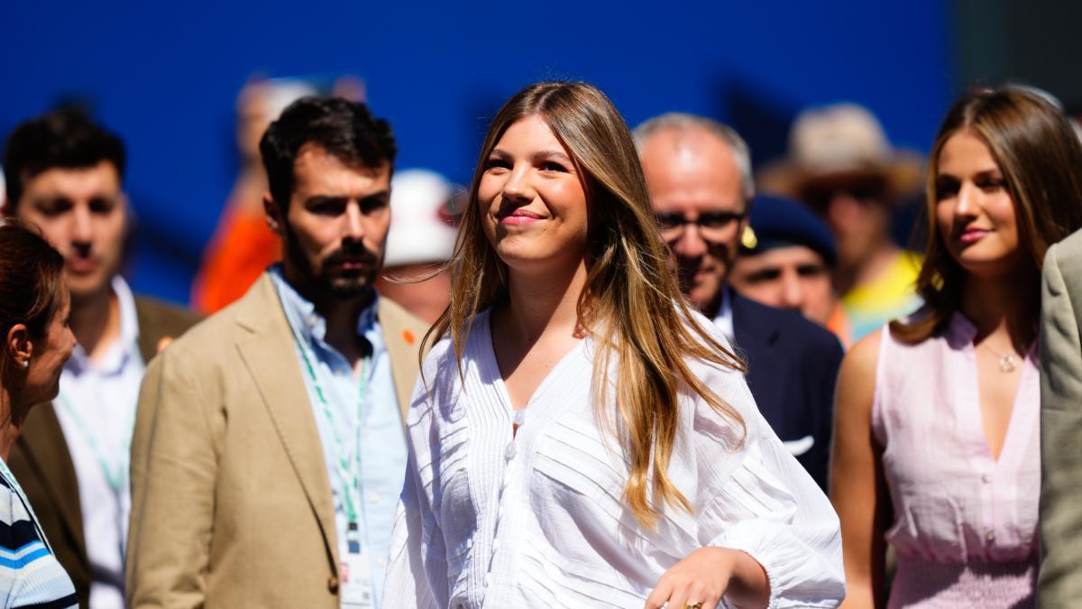 El look de la infanta Sofía para su cita deportiva con la Fórmula 1 junto a su padre y Leonor