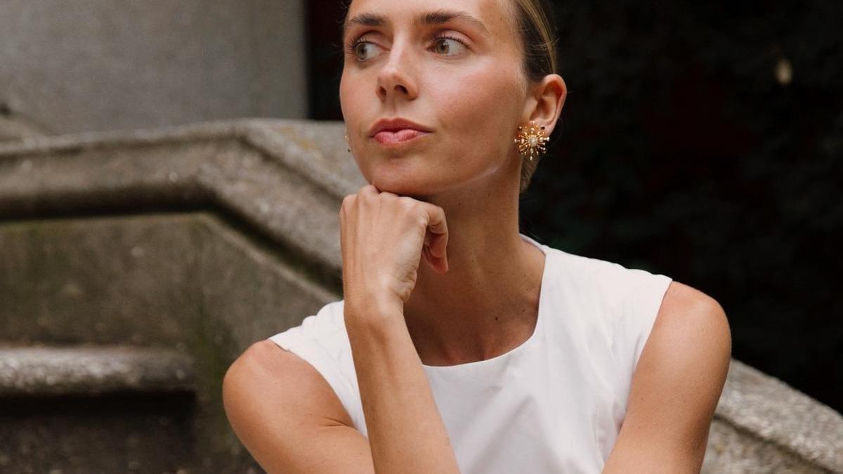 Look de la influencer Lucia Barcena con un vestido blanco