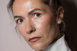 Isabel Auernheimer, maquilleuse : « À partir de 50 ans, mon astuce maquillage pour peau mature n'est pas d'utiliser de l'anti-cernes, mais d'appliquer un peu plus de fond de teint sur les zones que je souhaite corriger, comme les cernes ou les commissures du nez. »
