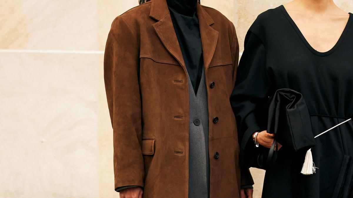 Por fin encuentro en Parfois el abrigo de ante marrón más elegante para el otoño 2026: parece de lujo, combina con todo y es perfecto para entretiempo