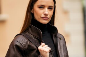 Je suis allée chez Cortefiel pour un chemisier romantique et j'ai sorti la veste en daim tendance automne 2026 : disponible en 4 couleurs et avec une remise de 50 % | VESTE CORTEFIEL