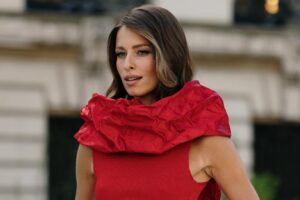 Julia Hidalgo, maquilleuse : « Pour un effet anti-âge, il faut combler le sourcil du sommet le plus haut jusqu'au bout, uniquement la partie supérieure, pour qu'il projette le regard. »