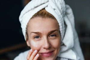 L'OCU et les dermatologues sont d'accord : « La plupart des crèmes antirides, dont Nivea, réduisent moins de 20 % de la profondeur des rides. »