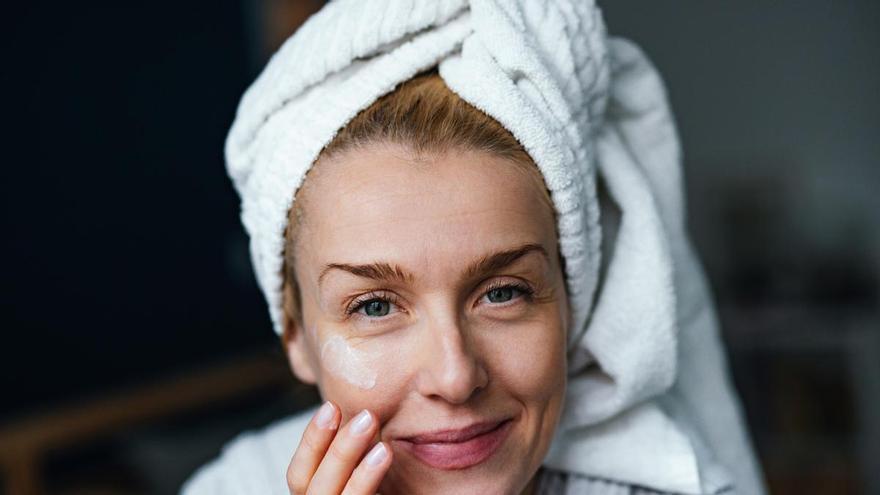 L'OCU et les dermatologues sont d'accord : « La plupart des crèmes antirides, dont Nivea, réduisent moins de 20 % de la profondeur des rides. »