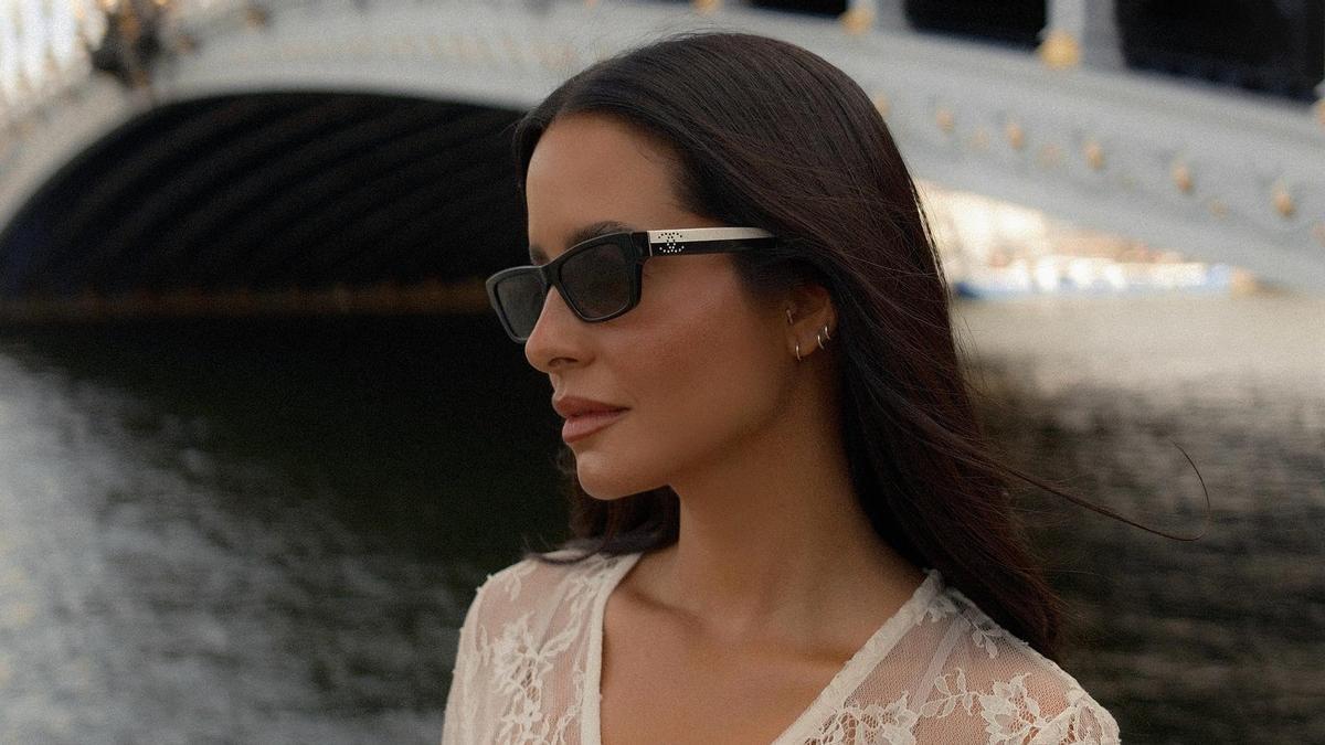 Look de la influencer María Fernández Rubies que hace match con el bolso marrón de Bimba y Lola