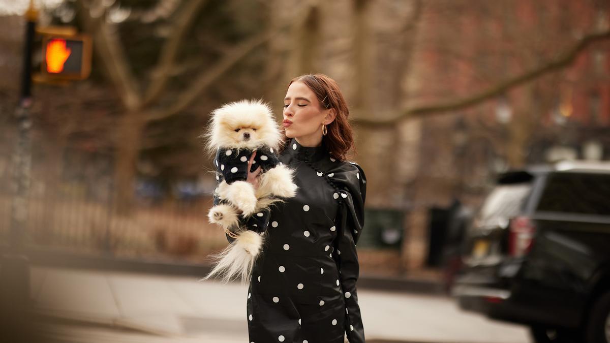 Look de street style con un vestido de lunares
