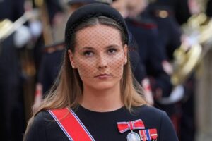 La princesse Ingrid Alexandra, en deuil et coiffée, et le roi Haakon VIII, sans Mette-Marit : les détails de la proclamation royale en Norvège