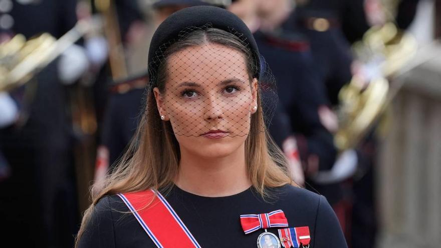 La princesse Ingrid Alexandra, en deuil et coiffée, et le roi Haakon VIII, sans Mette-Marit : les détails de la proclamation royale en Norvège