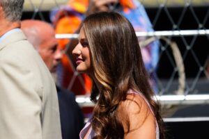 La princesse Leonor opte pour une blouse nid d'abeille pour la Formule 1 : sans manches, avec un volant et un décolleté boutonné