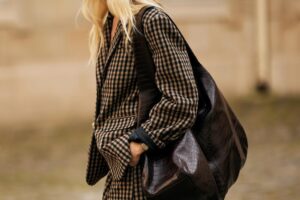 La veste à carreaux qui fera fureur parmi les experts de la mode cet automne 2026 arrive chez Oysho : élégante, imperméable et idéale pour les looks de mi-saison