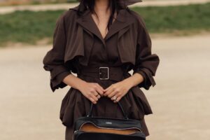 La veste imperméable idéale pour les journées pluvieuses d'automne vient de débarquer chez Oysho : légère, avec un effet 'taille de guêpe' et très élégante