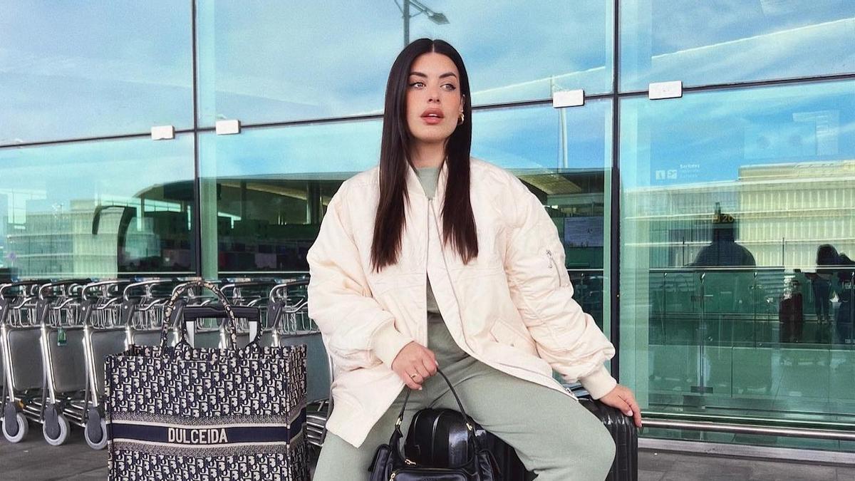 Look de street style de Dulceida con una chaqueta acolchada
