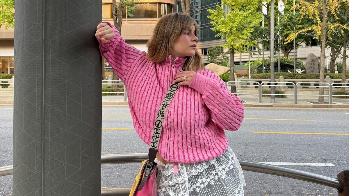 Look de street style de la influencer Courtnee Crews con una chaqueta rosa