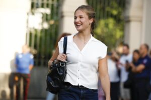 Le look confortable de la princesse Leonor pour son premier jour d'université : chemisier Zara (réduit), baskets et sac 'made in Asturias'