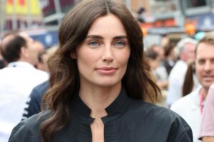 Le parfum Nina Ricci utilisé par Rebecca Donaldson, la petite amie de Carlos Sainz, n'est pas le classique, mais une nouvelle version qui dure beaucoup plus longtemps