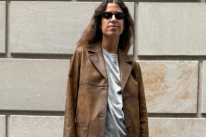 Leandra Medine opte pour le manteau long en fourrure Zara le plus élégant et le plus chaud, idéal pour aller au bureau en hiver