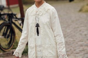 Les blouses tendances romantiques les plus élégantes de la mi-saison automne 2026 découvertes chez Hipercor : elles coûtent moins de 21 €