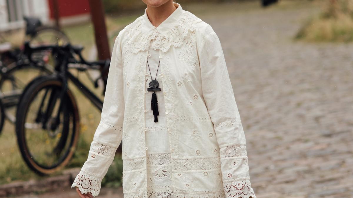 Descubiertas en Hipercor las blusas románticas de tendencia otoño 2026 más elegantes para entretiempo: cuestan menos de 21 €