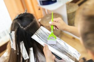 Les coiffeurs sont d'accord : « L'application de papier d'aluminium dans les cheveux n'est pas une véritable solution contre les « frisottis ». Elle peut donner une sensation immédiate que les cheveux sont un peu mieux contrôlés s'il y a de l'électricité statique, mais c'est un effet superficiel et temporaire. »