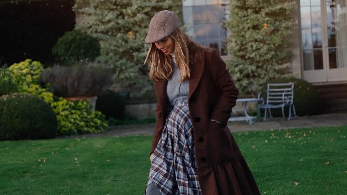 Look de la influencer Lucía Barcena con una falda de cuadros