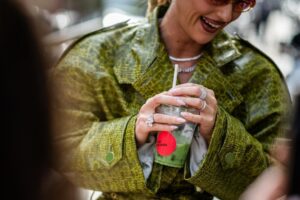 Les manucures sont d'accord : les ongles de sirène promettent d'être les favoris des filles chics de Madrid (et avec un effet rajeunissant)