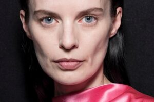 Les maquilleurs sont d’accord : « À partir de 50 ans, pour relever le regard : peignez vos sourcils vers le haut et comblez-les par petits traits imitant les poils. »