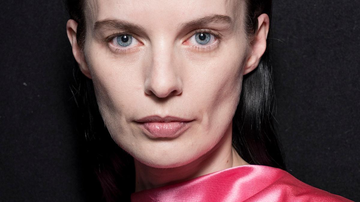 El truco de maquillaje de cejas que levanta la mirada a los 50