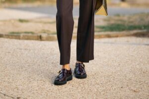 Les mocassins en cuir Zara qu'achètent tous les gens chics de Madrid sont déjà en vente : élégants, ils vont avec tout cet automne et pour 30 euros | SOLDES ZARA