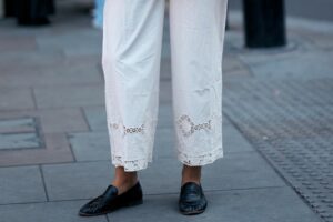 Les pantalons blancs les plus spéciaux pour les looks de mi-saison viennent d'arriver chez Mango : ils stylisent les jambes et s'associent à merveille avec des chaussures plates.