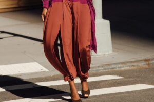 Les pantalons colorés des années 80 que vous porterez en octobre 2026 avec des chemises et chemisiers romantiques dans des looks de mi-saison