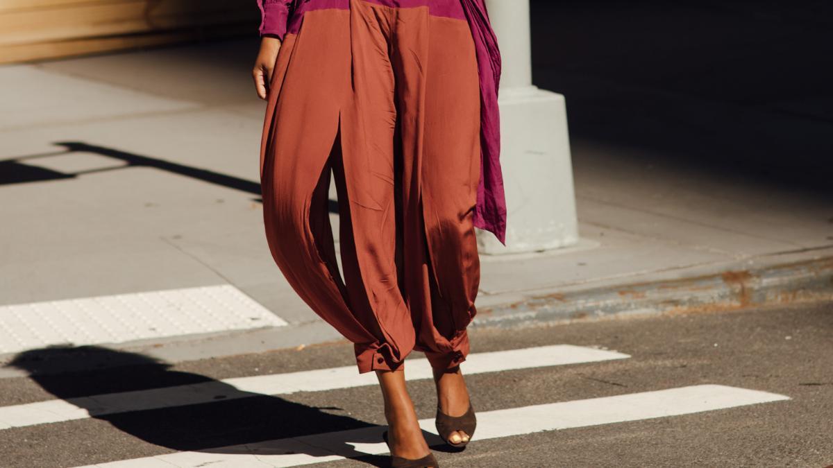 Los pantalones de colores de los 80s que llevarás en octubre 2026 con camisas y blusas románticas en looks de entretiempo